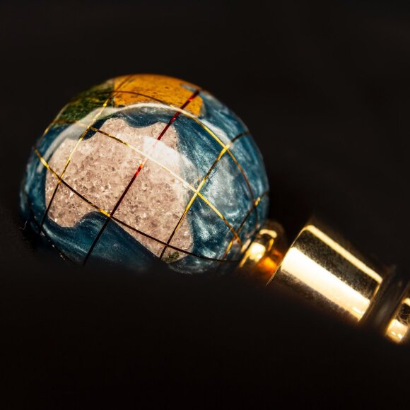 Alexander Kalifano Set of Gemstone Globe Wine Bottle Stoppers With Gold-Tone - Picture 8 of 10